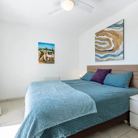 1c Waterside With Shared Pool *